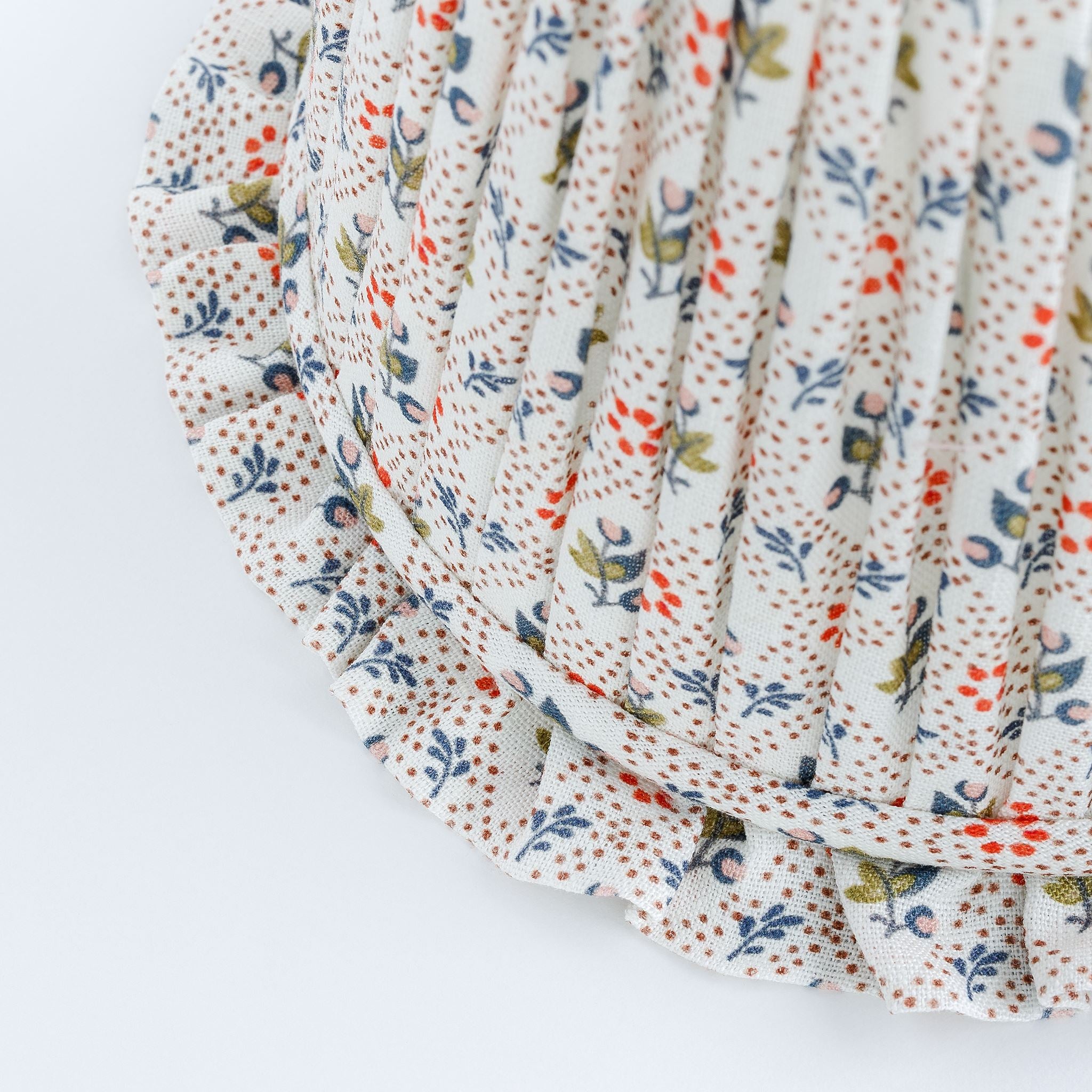Tähti frill lampshade, whisper cream