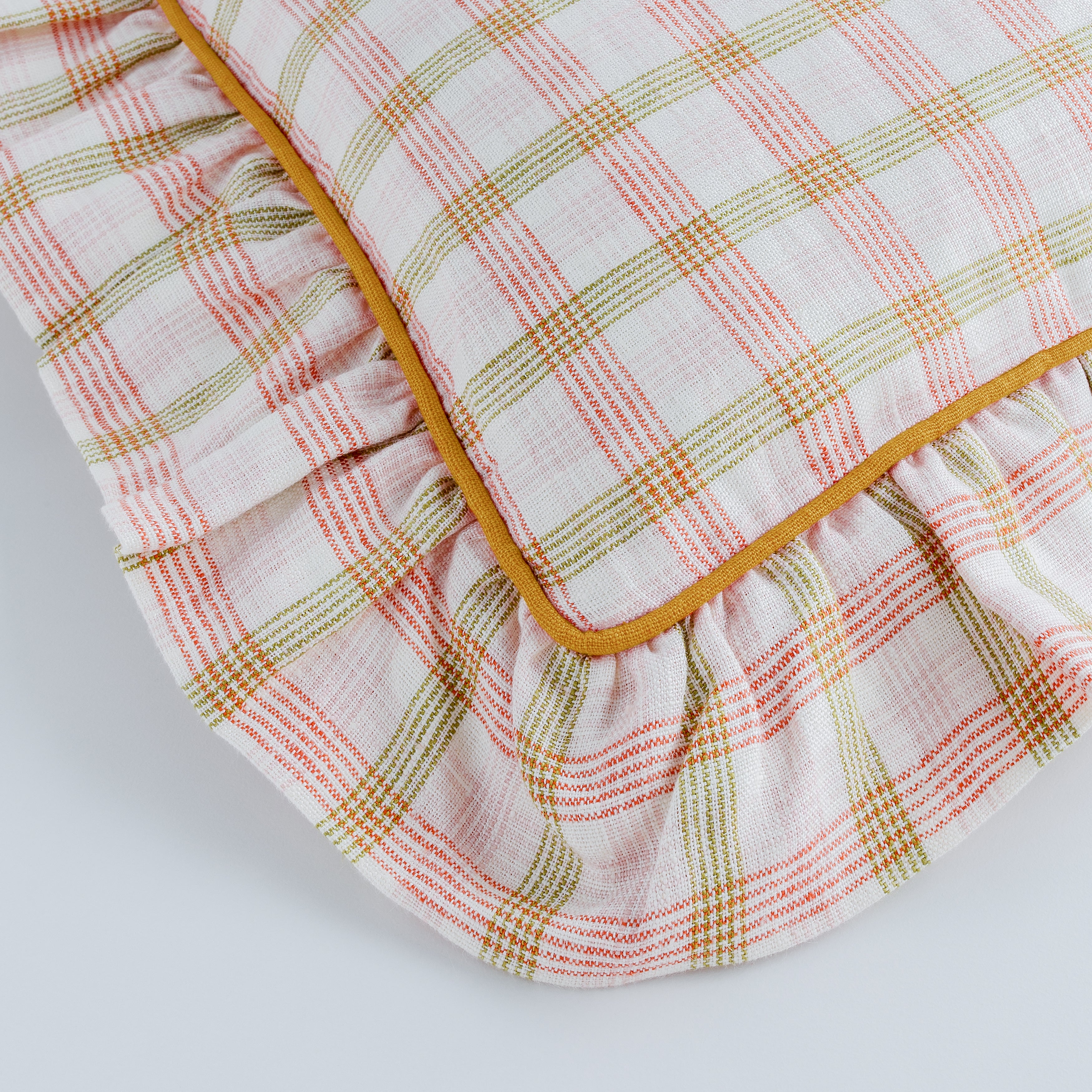 Mökki check frill cushion, pink