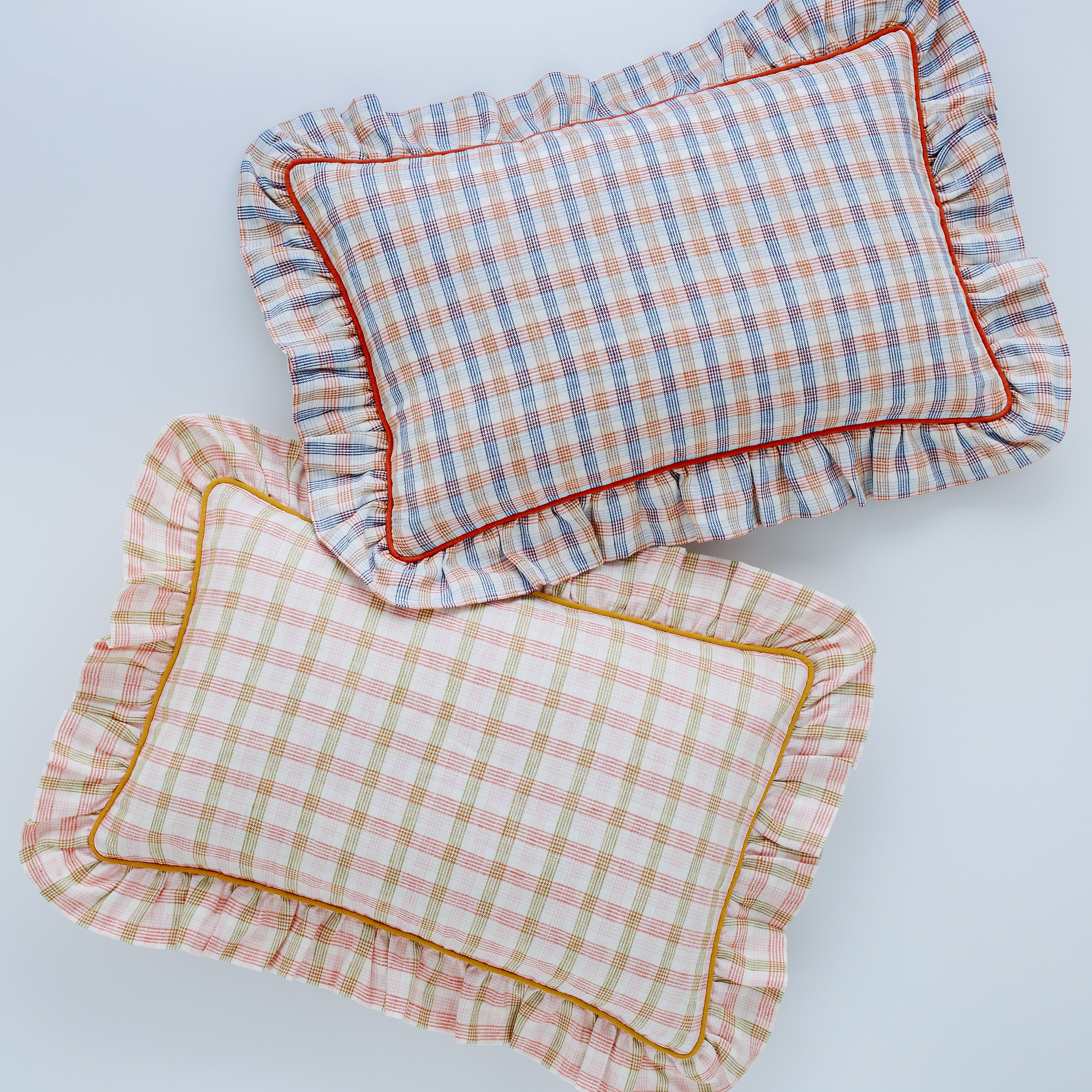 Mökki check frill cushion, pink