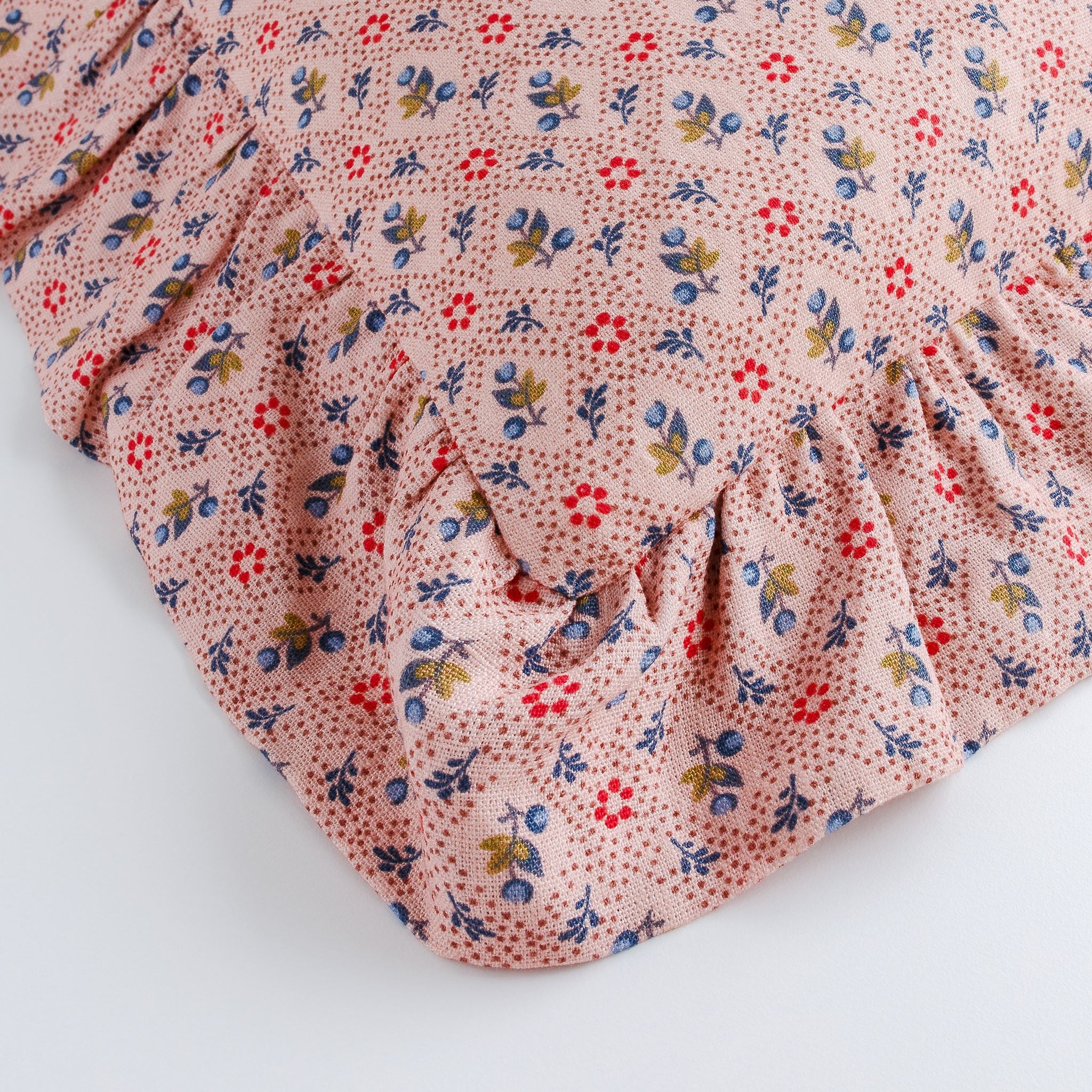 Tähti square frill cushion, pink