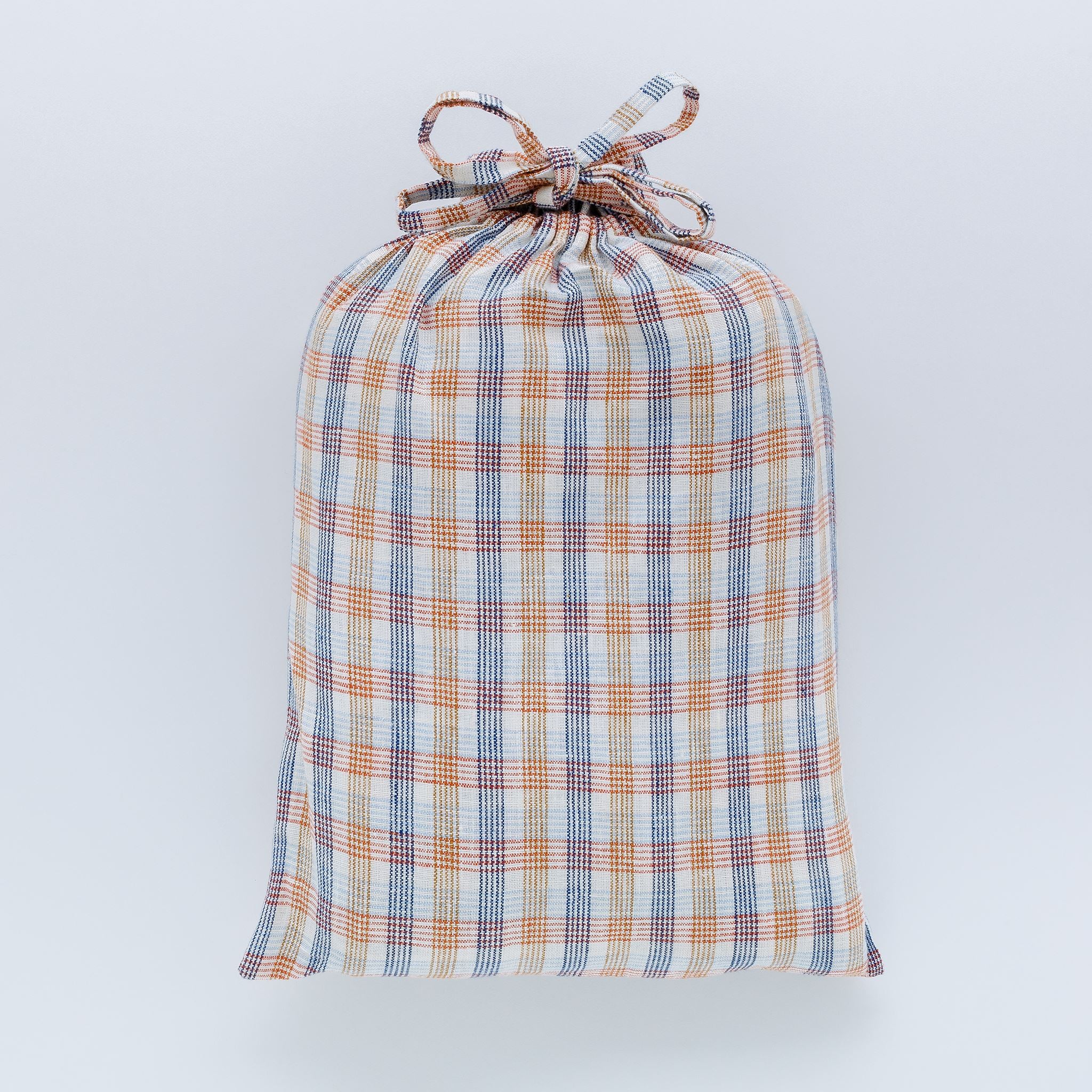 Mökki check bedding set in a bag, navy