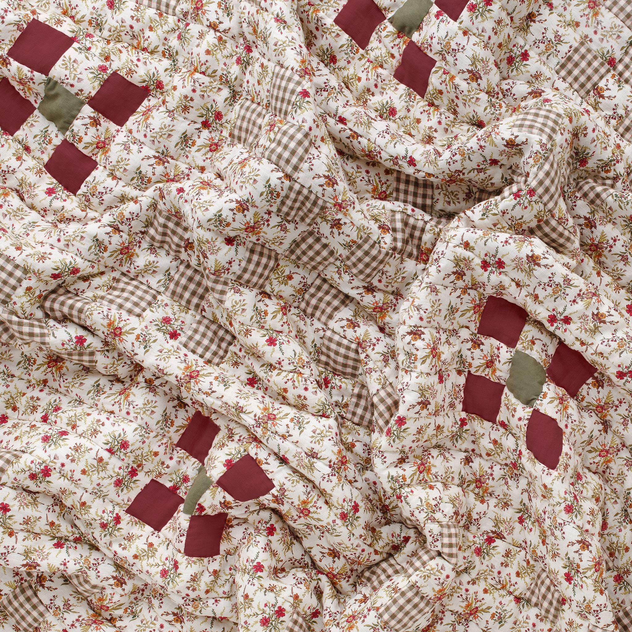 Zinnia quilt, cream
