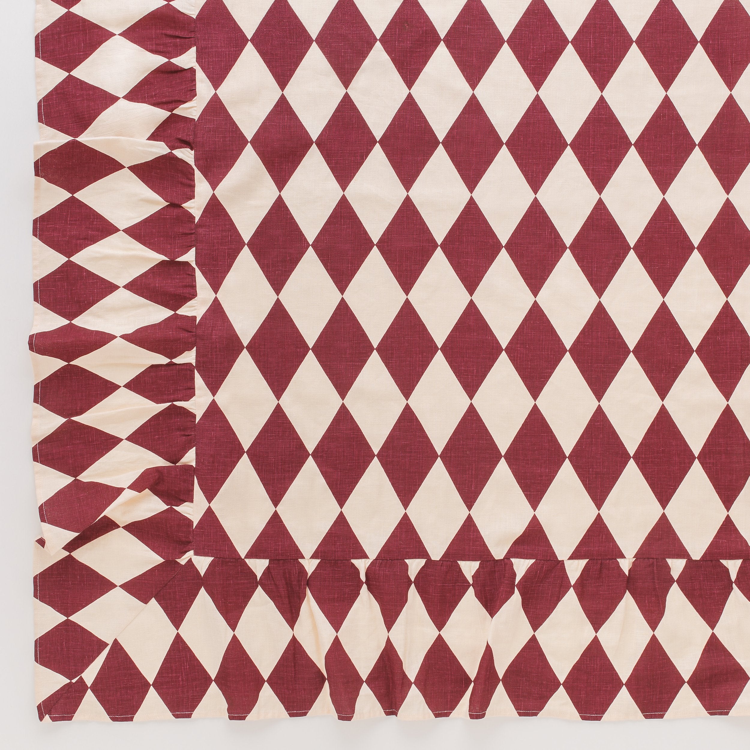 Harlequin frill tablecloth, claret/cream