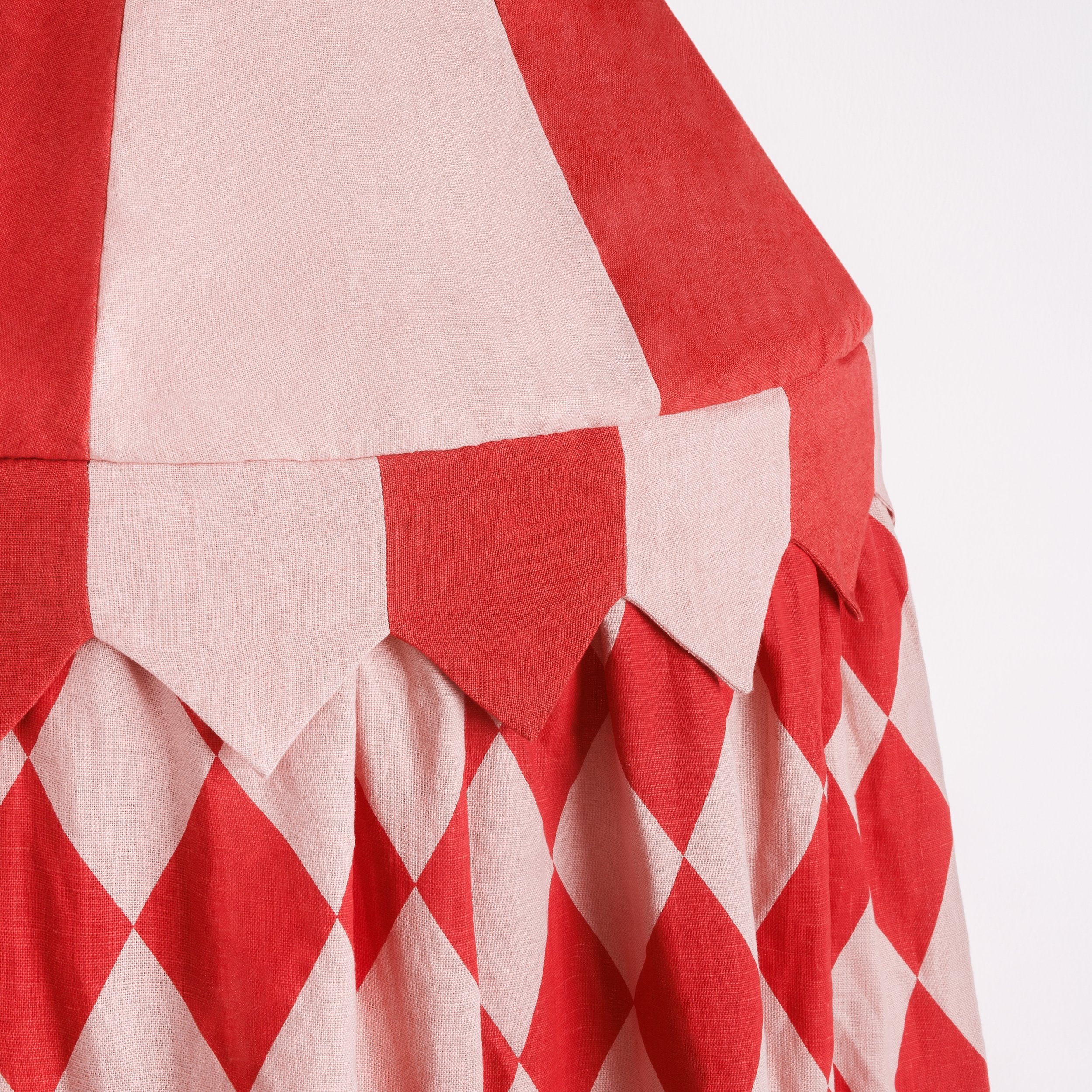 Harlequin canopy, red/pink