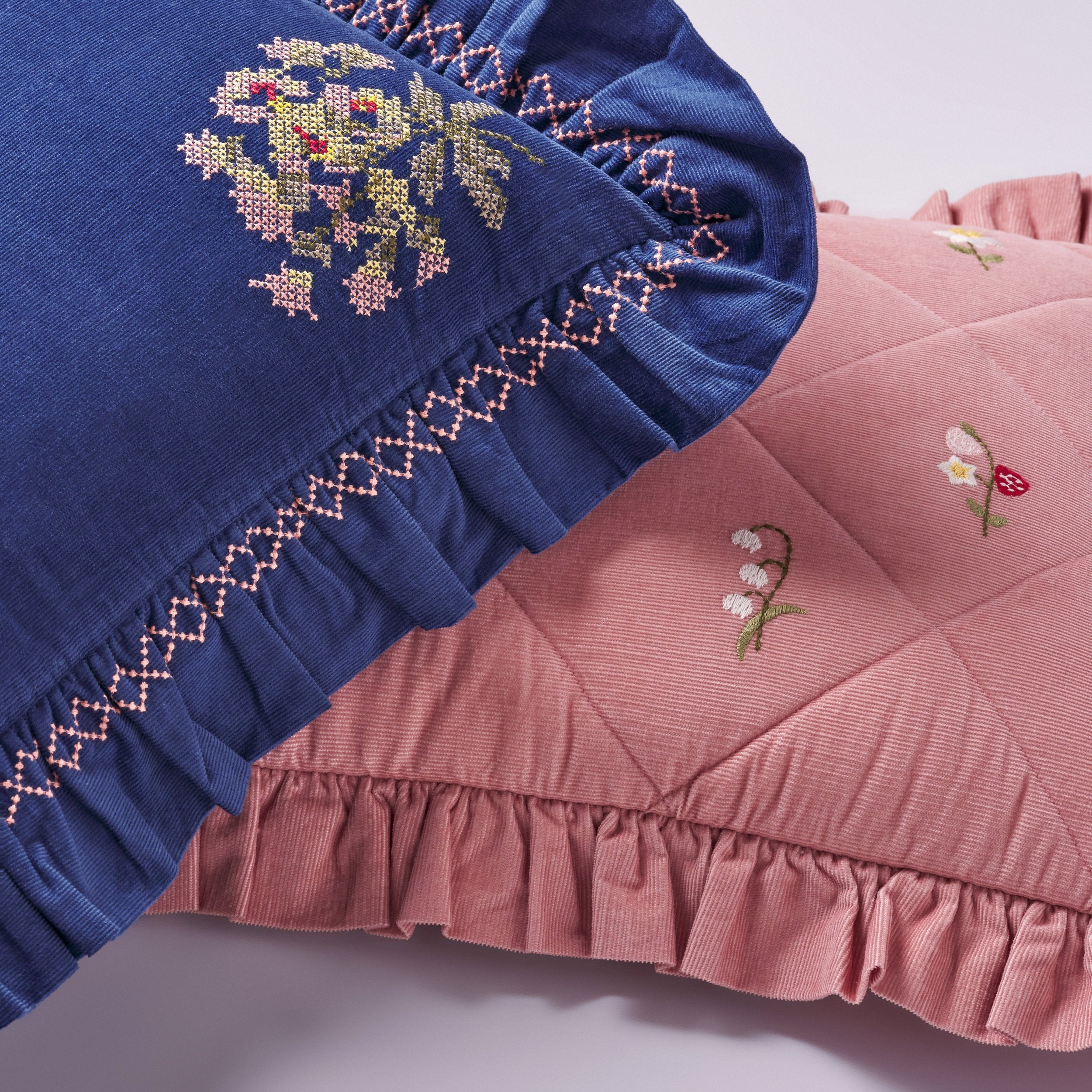 Projektityyny Ristipisto Cord Frill Cushion