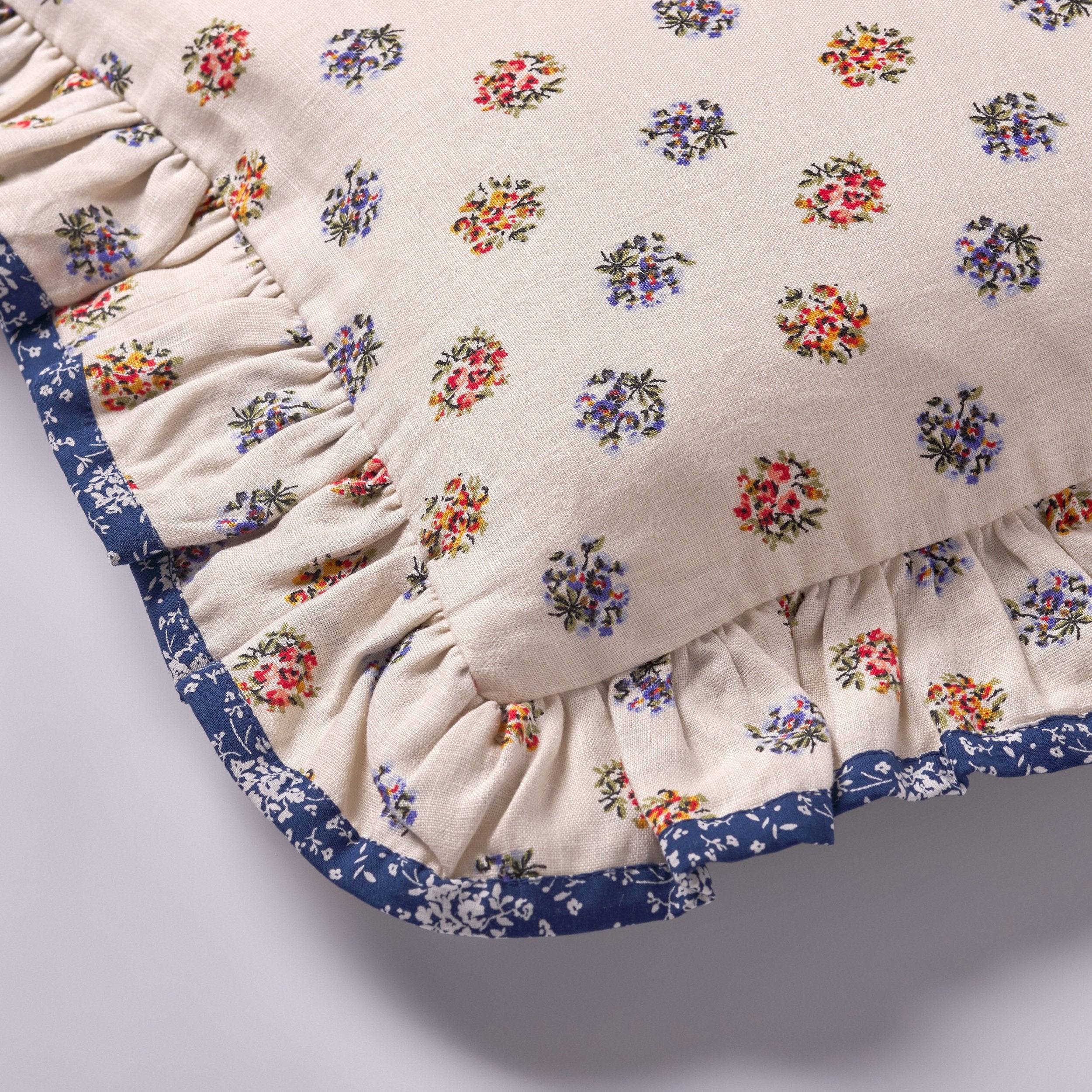 Lemmikki frill cushion, vanilla