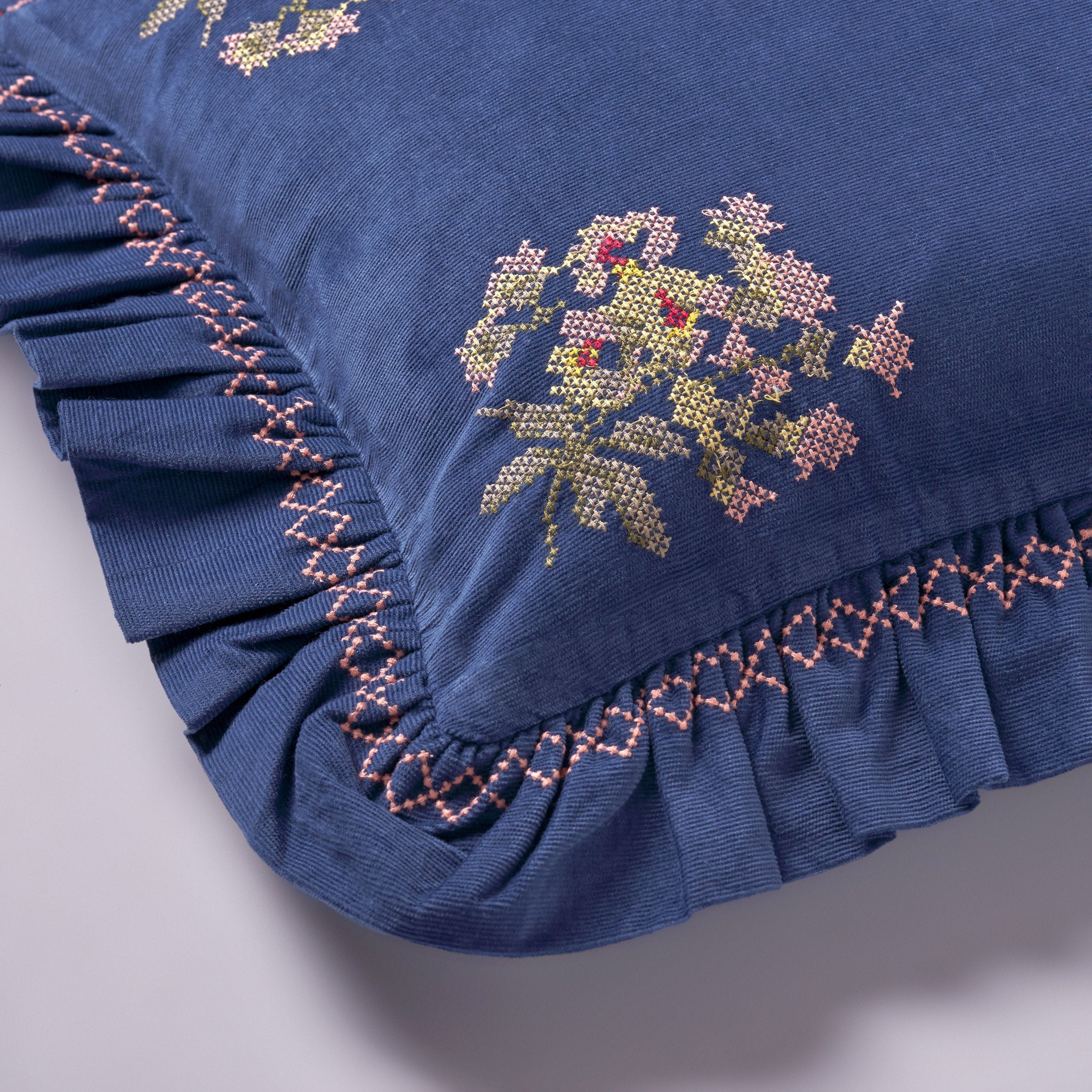 Projektityyny Ristipisto Cord Frill Cushion - Thumbnail 2