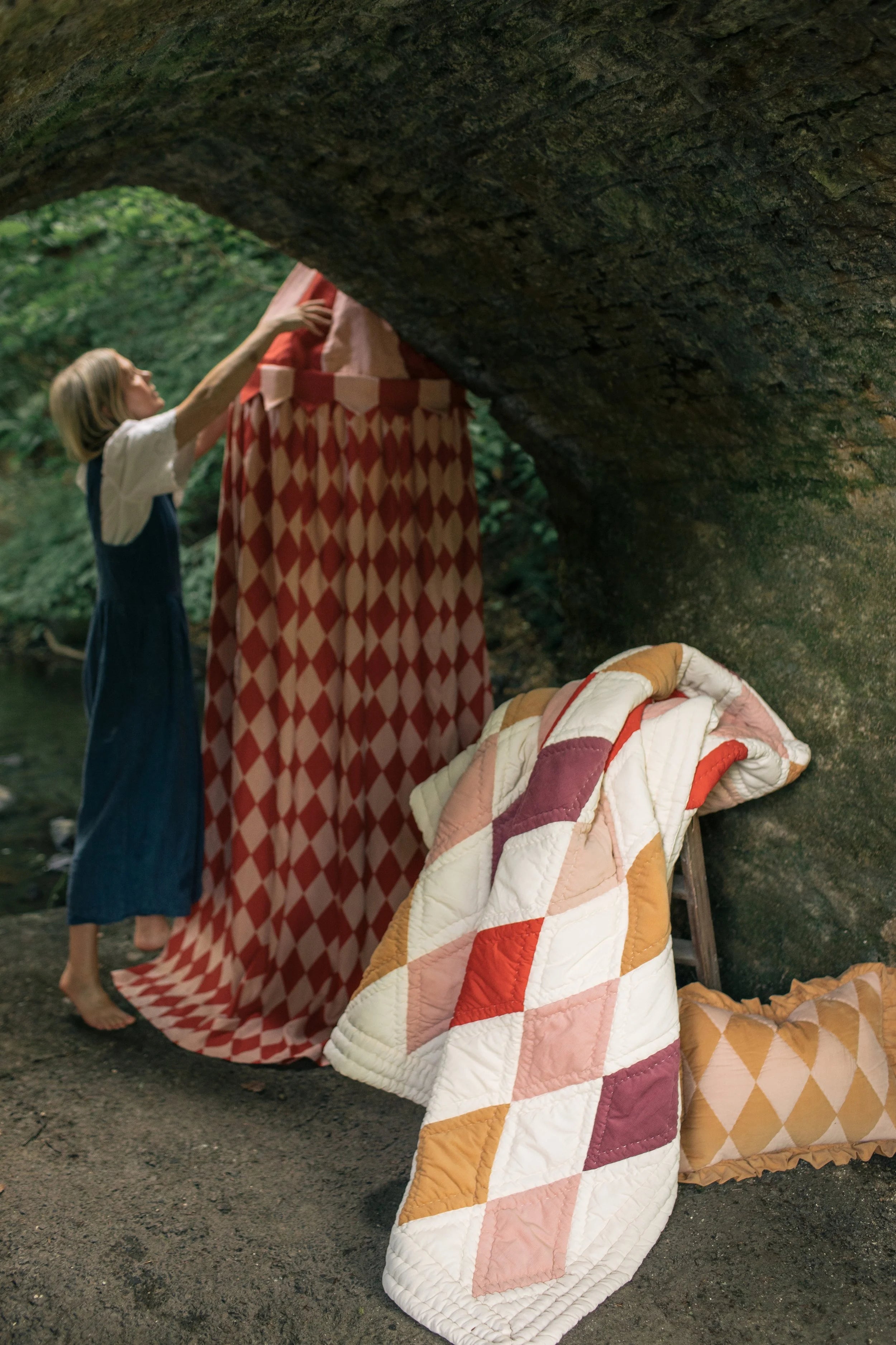 Harlequin canopy, red/pink