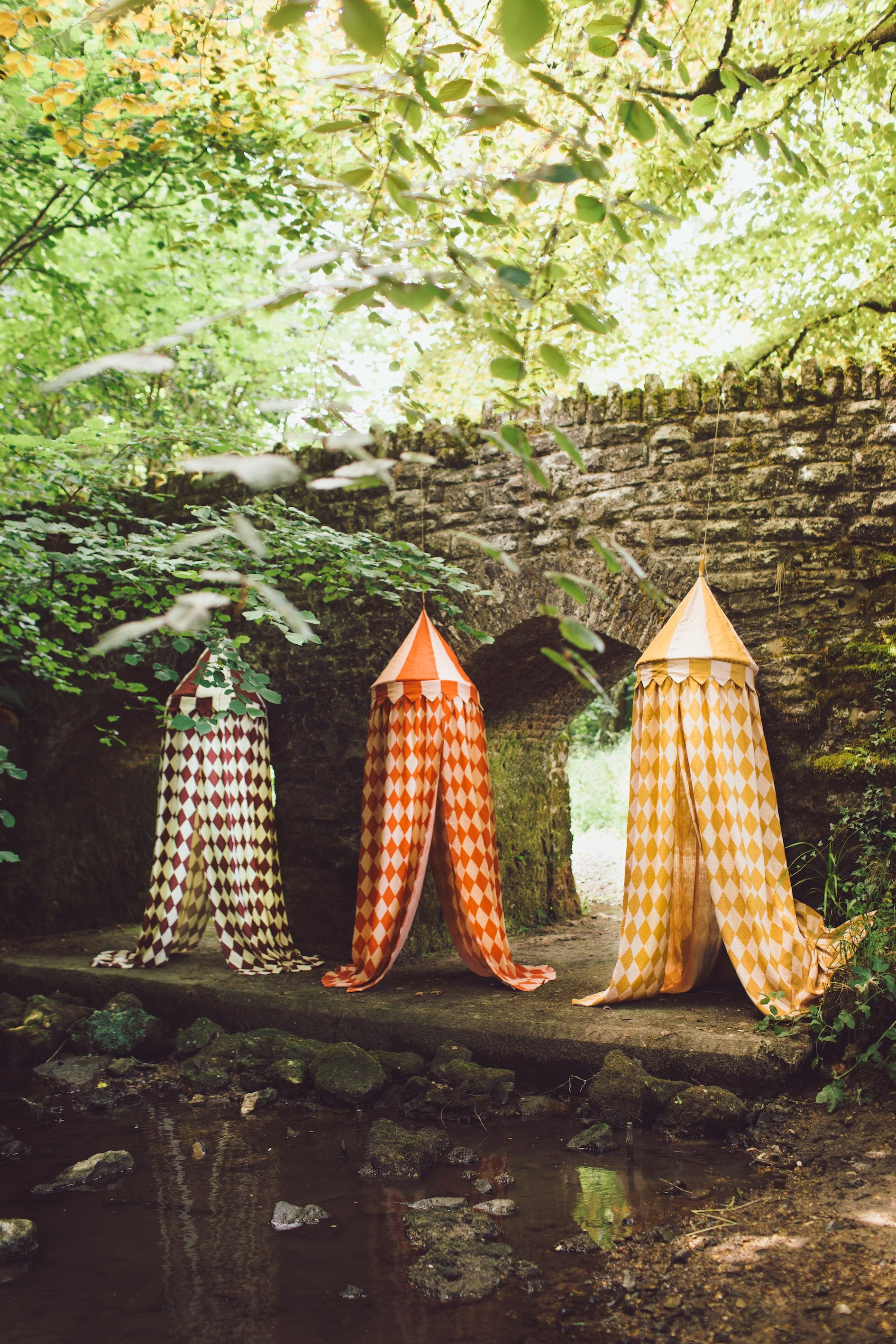 Harlequin canopy, red/pink